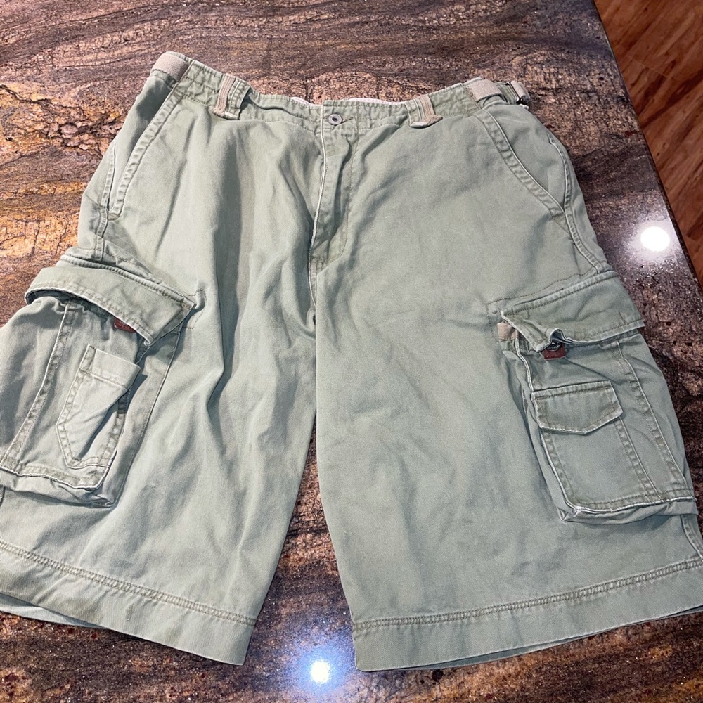 Men’s Machine cargo shorts olive green Sz 34‎